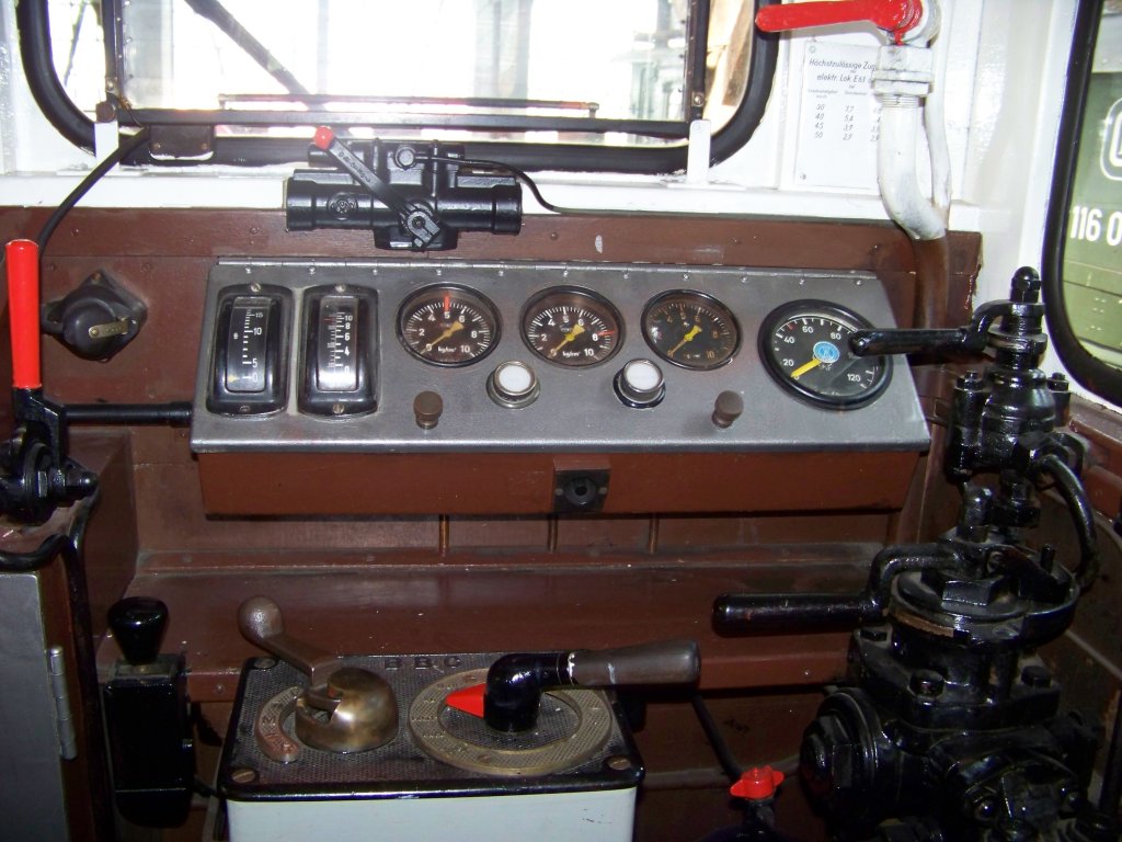 Das Bedienpult der im Bahnpark Augsburg ausgestellten E63 05, aufgenommen am 26.07.2009 zur Rail&Road Classic. 