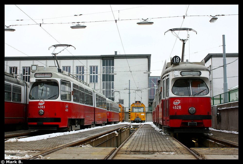 Das besondere am Betriebsbahnhof Favoriten ist das durch den Betriebshof eine fftenliche Strae fhrt. Hier sehen wir Links einen E2 der nicht mit dem dahinterstehenden c3 gekuppelt ist. In der Mitte 2 Universalarbeitstiere vom Typ LH und rechts ein E1+c3 Zug. Aufgenommen am 14.02.10.