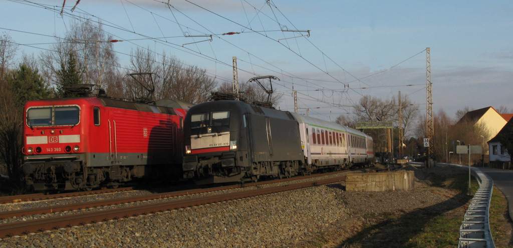 Das besondere an der RB 28751 von Berlin Schnefeld Flughafen nach Senftenberg ist auf dem folgenden Bild zu sehen. Sie darf nmlich einige Minuten in Bestensee stehen und sich durch den EC 248 berholen lassen. Dadurch fhrt sie vllig Auertakt. Am 11.12.2011 schickte dann DB FV auch noch eine seltene Lok an den Wawel und so kam dann 182 070 mit durch und traf die 143 360 von DB Regio in Bestensee.