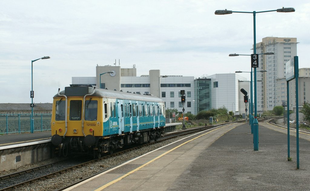 Das besondere Merkmal der Class 121 Triebwagen sind die bers Dach hochgezogenen Auspuffrohre. 
Hier verlsst der 121 032 am 28. April 2010 gerade Queens Street Richtung Cardiff Bay. 