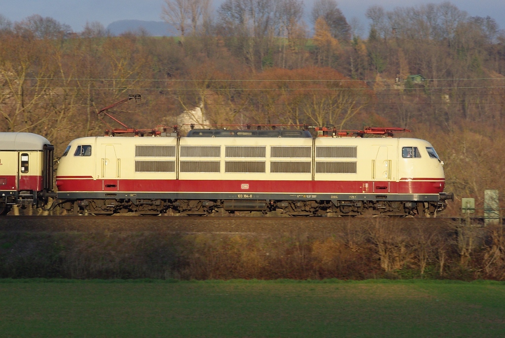 Das beste zum Schluss�: Der TEE 5460 mit 103 184-8 von Braunschweig Hbf nach W�rzburg Hbf. Hier nochmal als Mitzieher-Versuch. Aufgenommen am 25.11.2011 bei Strahlshausen.