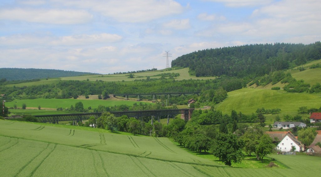 Das Biesenbach Viadukt (252,5 m) und der Talbergang Epfenhofen (264 m) auf der Wutachtalbahn; 23.06.2010