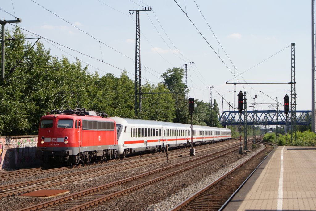 Das Bild der 110er am Re 1 in Duisburg Hbf, erspare ich euch mal..weiter gehts mit der 4. 110er des Tages ! 110 332-9 zog einen Intercity in Richtung Duisburg Hbf.Hier in Duisburg Groenbaum am 18.07.2010