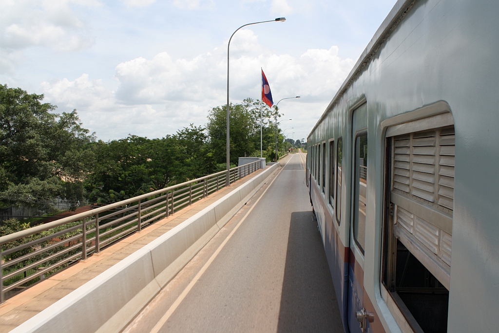 Das Bild vom 17.Juni 2011 entstand auf der am 08.April 1994 erffneten und 1170m langen Thai–Lao Friendship Bridge ber den Mekong und zeigt das laotische Ende der Brcke. Whrend der Zugsfahrten ber die Brcke wird diese fr den Strassenverkehr gesperrt.

