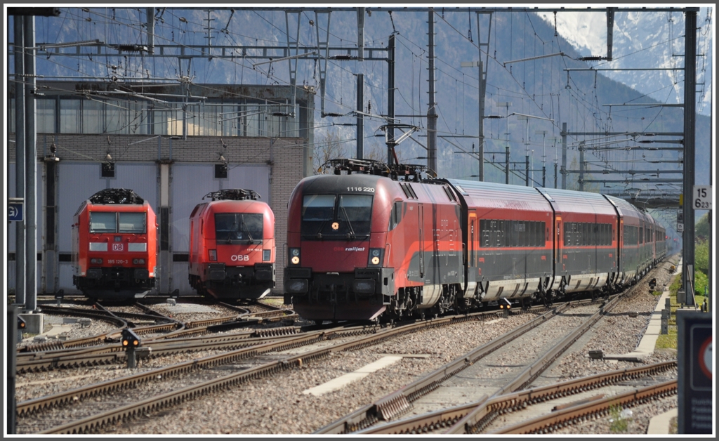 Das Bild entstand weder in sterreich noch in Detschland, sondern im schweizerischen Buchs SG. RJ169 mit 1116 220 aus Zrich fhrt ein und vor dem Depot warten BB 1116 163-5 und DB 185 120-3. (26.04.2012)