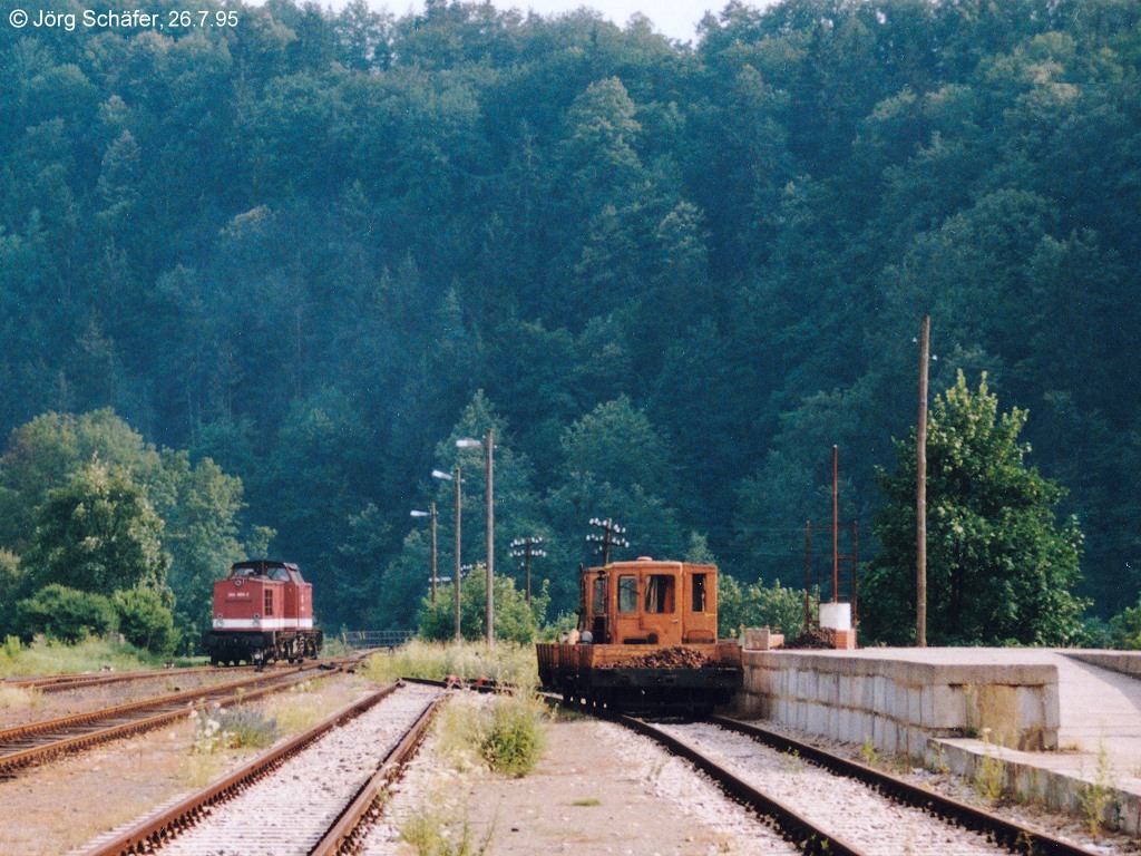 Das Bild von der umsetzenden 204 869 zeigt, wie weit man in Ziegenrck Richtung Lobenstein hinaus fahren musste, um die Einfahrweiche zu erreichen.
