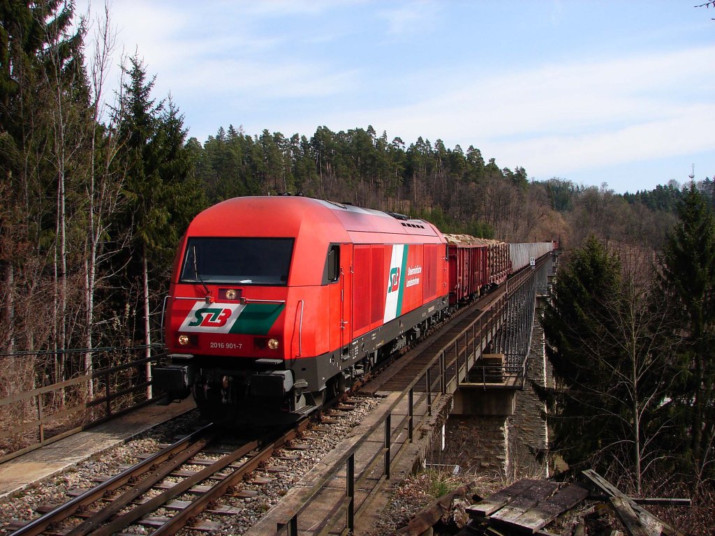 Das Bild zeigt 2016 901 von StLB mit 77271 (von Friedberg nach Rohrbach-Vorau) bei Lafnitzviadukt kurz vor Rohrbach-Vorau. 16.04.2013.