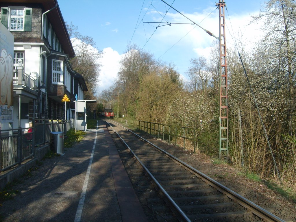 Das Bild zeigt den Haltepunkt Letmathe-Dechenh�hle zwischen Iserlohn und Letmathe. Dieser Haltepunkt wird vom RE 16 (Essen-Iserlohn) und von der RB 91 (Hagen-Iserlohn) bedient. Es ist die einzige Schauh�hle in Deutschland mit einem eigenen Haltpunkt, der vor der Bedienung von Abellio nur einen Bedarfshalt darstellte.  

Aufnahmedatum: 20.04.2012