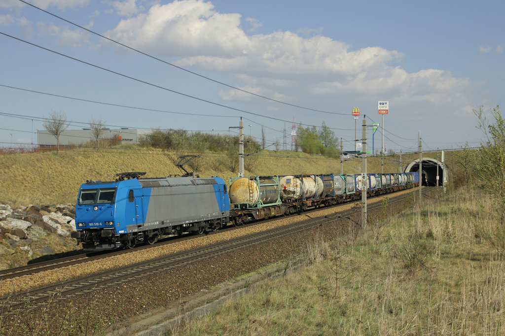 Das Bild zeigt den LTE 41142 von Wien Freudenau nach Hamburg-Waltershof am 9. April 2011 mit der 185 519 unweit von Loosdorf.
