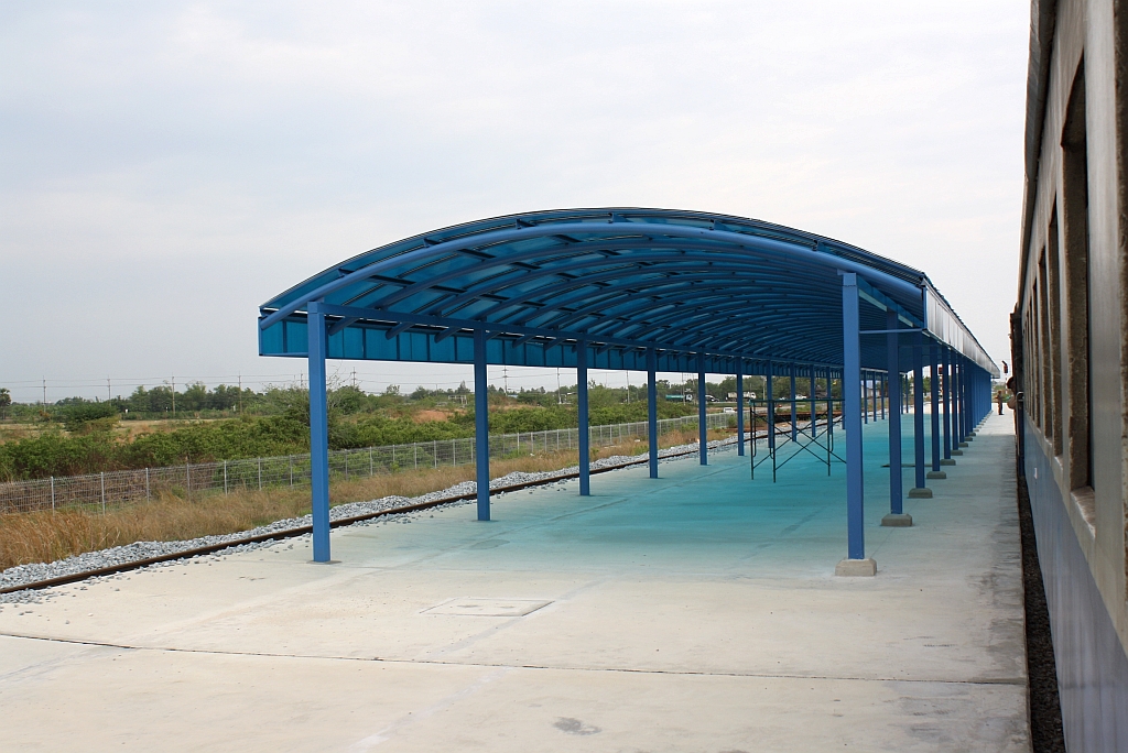 Das Bild zeigt den neuen, bereits in Verwendung stehenden Mittelbahnsteig der Don Si Non Station. - Am 17. März 2011 waren die Ausbauarbeiten zwischen den Bahnhöfen Chachoengsao Junction und Si Racha Junction schon sehr weit fortgeschritten und kurz vor der Fertigstellung.

