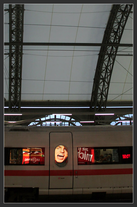 Das bin aber nicht ich, der sich da in der ICE-Türe spiegelt...

Dresden Hauptbahnhof
 
02.08.2009 (M)