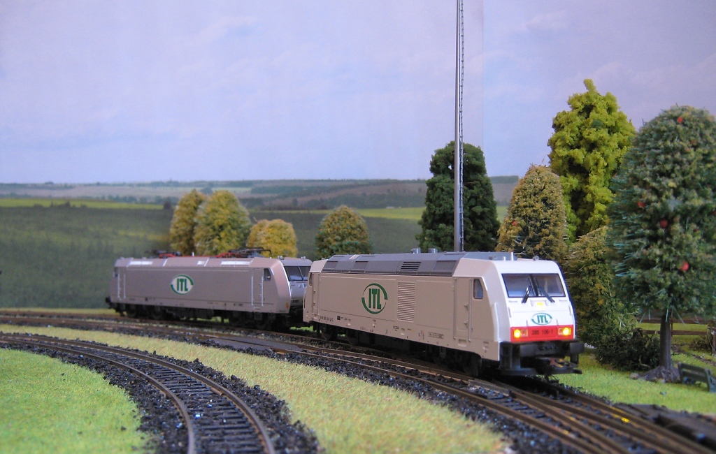 Das bislang modernste Zugpferd unserer ITL-Flotte bildet die 285 106-1 von Trix. Dieses Sondermodell kommt ab Werk digital mit Sound daher. Im Schlepp hat sie die Dummy-Lok 185 548-5, die nur Als Wagenlok im Einsatz ist, da die Anlage keine Oberleitung besitzt. (Aufnahmedatum: 10.02.2012).