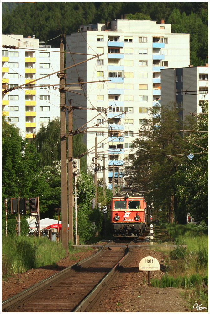 Das blutorange Tandem, bestehend aus 1144 040 und 1142 682 ziehen den Erzzug 55666 von Eisenerz nach Donawitz. 
Donawitz 10.5.2012 