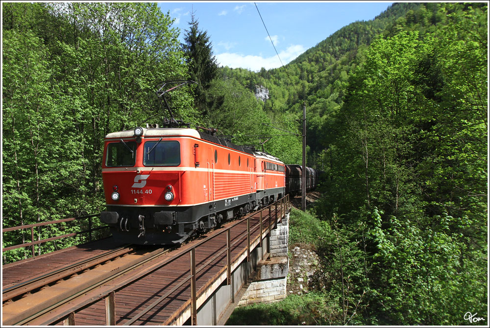 Das blutorange Tandem, bestehend aus 1144 040 und 1142 682 ziehen den Erzzug 55666 von Eisenerz nach Donawitz. 
Jassingau 10.5.2012 