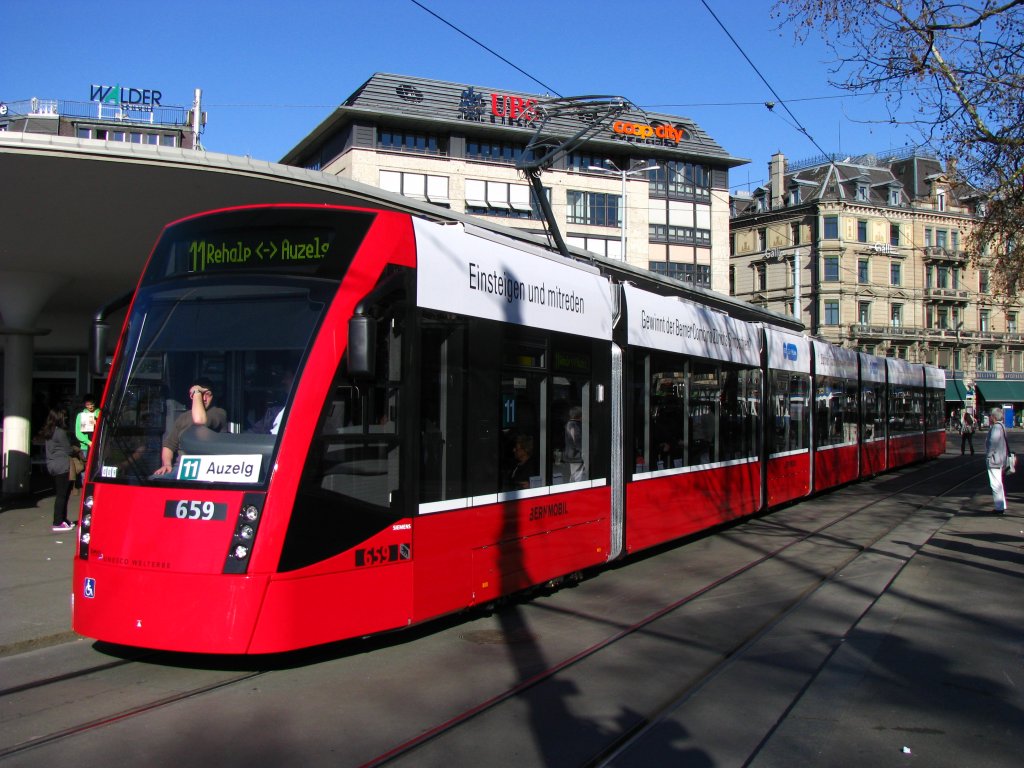 Das blutrote Testtram Be 6/8 659 aus Bern beim Halt am Bellevue. (6.April 2010)
