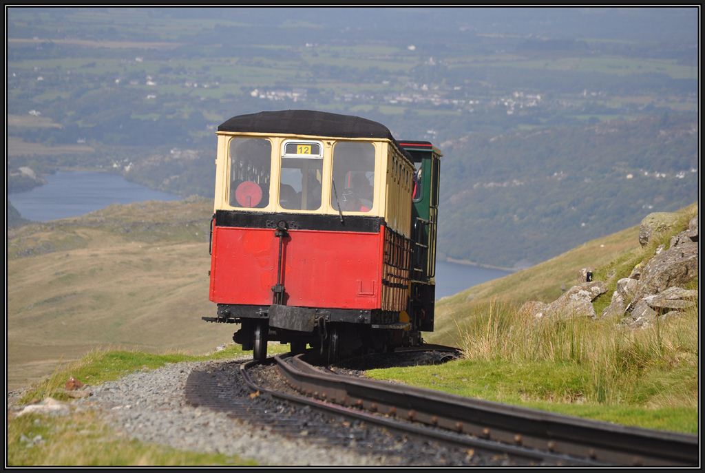 Das Brienzer Rothorn von Grossbritannien ist der Mount Snowdon im nrdlichen Wales mit der einzigen Zahnradbahn des Inselreichs. Hier geht der Blick hinunter zum Llanberis Lake. (06.09.2012).