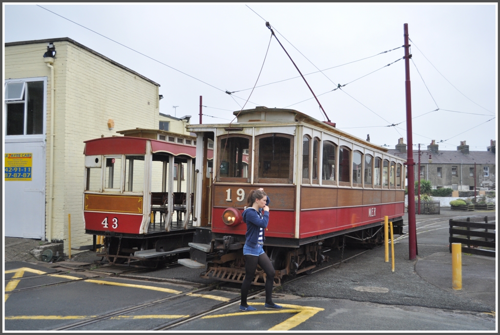 Das britische Weather lsst auch bei der Bekleidung nur bedingt sommerliche Gefhle aufkommen. Triebwagen 19 und Sommerwagen 43 in Ramsey. (11.08.2011)