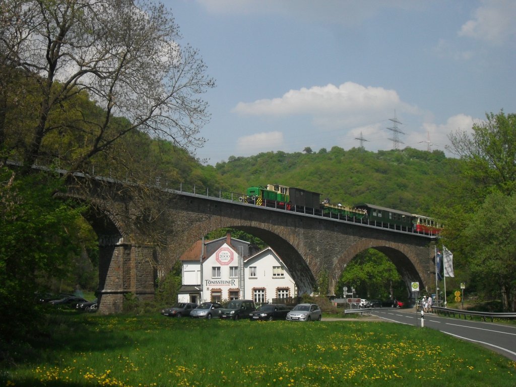 Das Brohltal von seiner schnsten Seite: Der  Vulkan-Express  berquert am 22.4.2011 das Tnissteiner Viadukt und wird darauffolgend den Tunnel durchfahren.