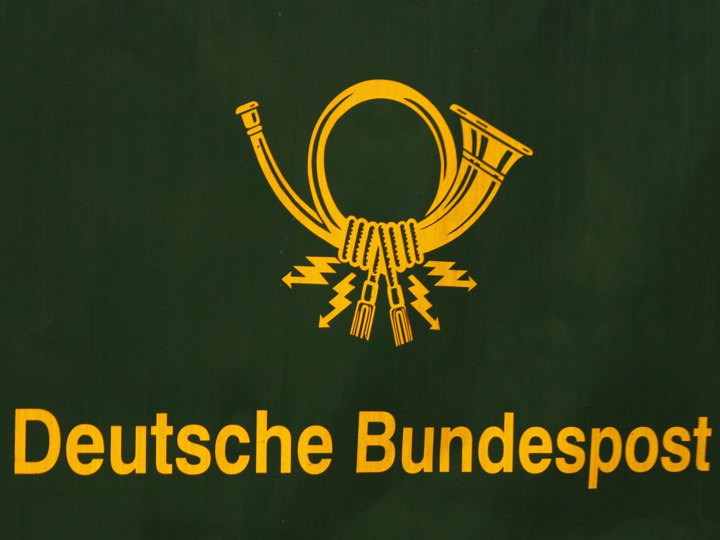 Das Bundespostlogo auf einem Bahnpostwagen. Gesehen am 15.12.2012 an einem Sonderzug der DTO im Aachener Hbf.