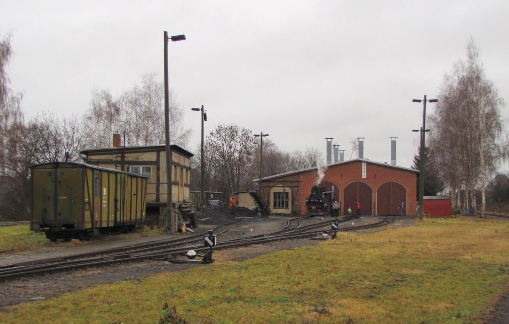 Das Bw der Dllnitzbahn in Mgeln, vom Zug aus fotografiert; 02.01.2012