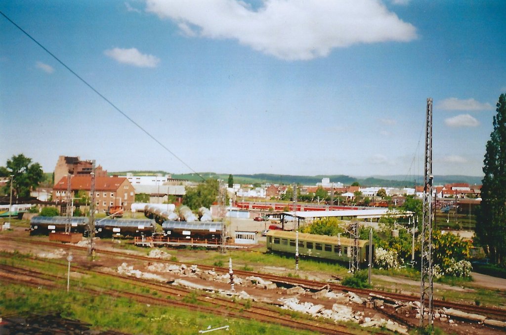 Das BW Nordhausen, etwa die gleiche Perspektive, 7 Jahre spter 2004(Scan). Auf den zerkleinerten Betonmauern standen frher die ltanks fr die Dampflokomotiven.