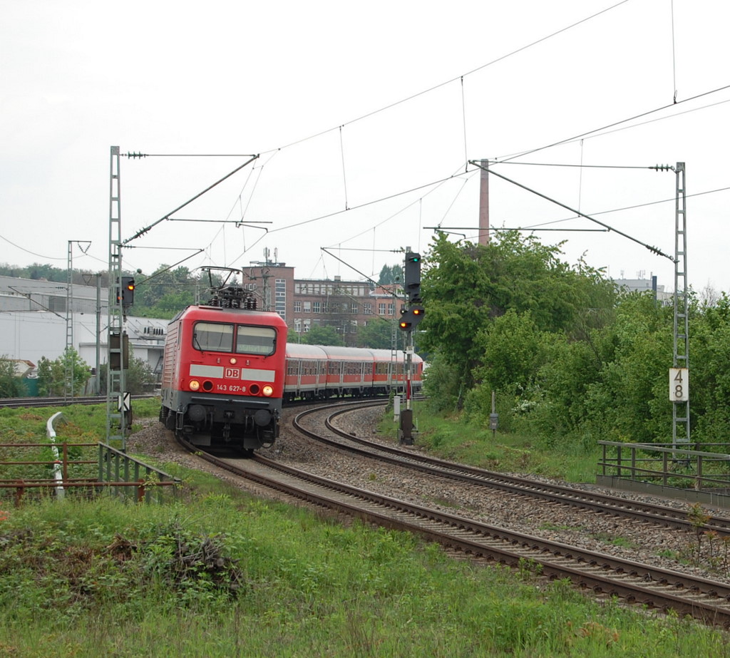 Das BW Stuttgart beheimatet zur Zeit noch ber 35 Loks der BR 143. Eine davon ist die 143 627-8, welche ich am 8.5.2010 bei der Durchfahrt des Bahnhofes von Stuttgart-Feuerbach mit einem RE der Relation Stuttgart - Wrzburg am Hacken aufnehmen konnte. Das Ziel der Fuhre ist  Stuttgart Hauptbahnhof .