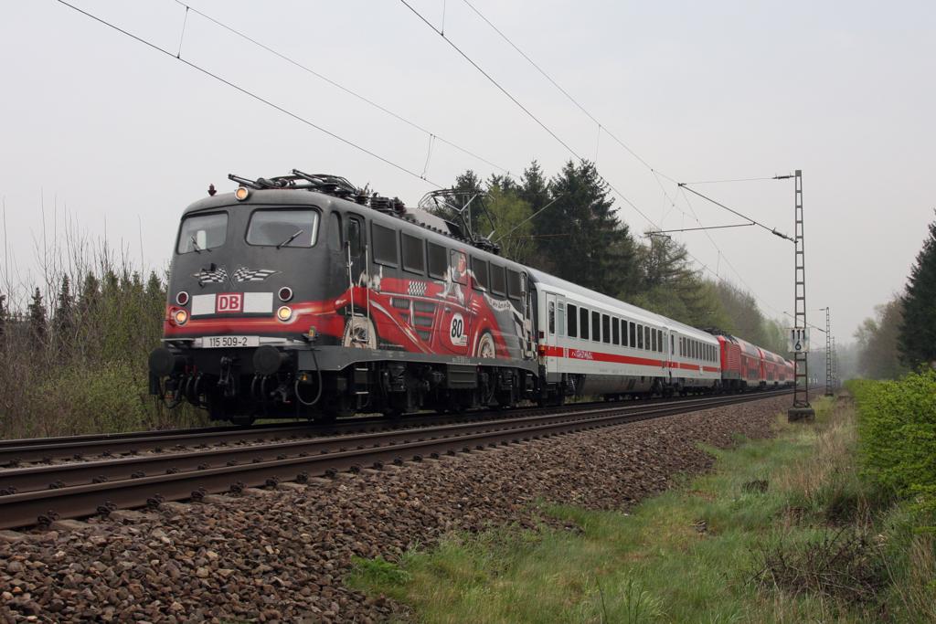 Das  Cabri0  115509 der DB hat am 26.4.2013 um 11.43 Uhr einiges am Haken.
Intercity Wagen und eine komplette Dosto Garnitur samt Lok bilden den 
Pbz, als der Zug in Osnabrck - Hellern in Richtung Mnster unterwegs ist.