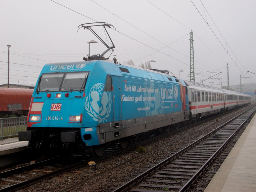 Das Chamleon 101 016 weilte auch mal wieder auf Rgen als Sie den IC Binz-Kln bespannte und in Bergen/Rgen hielt.