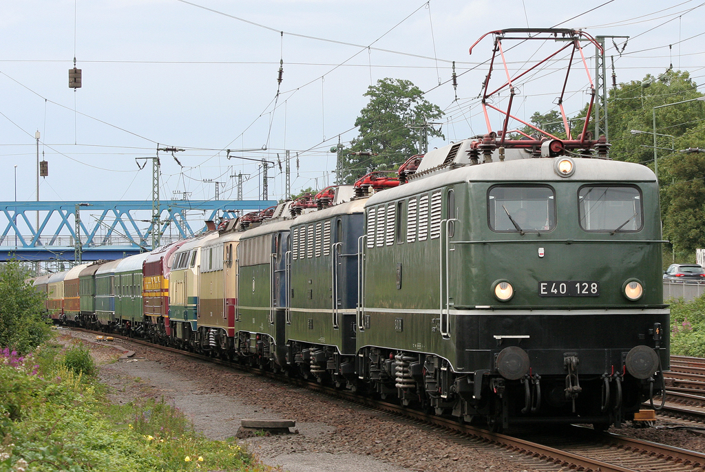 Das DB Museum Koblenz Ltzel durchfhrt Duisburg Groenbaum mit der ziehenden E40 128, E41 001, 110 348-0, 113 311-5, 217 014-0, einer Nohab der Luxemburger und smtlichen Wagen am 19.06.2011 Gru an den Tf und der Crew!