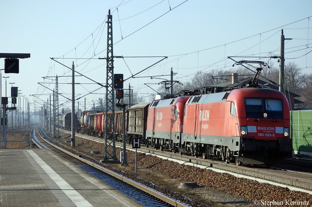 Das DB Railion Logistics 182er-Doppel 182 023-2 & 182 021-6 mit einem gemischten GZ in Rathenow in Richtung Wustermark unterwegs. Inzwischen gehrt 182 023-2 der DB-Regio Nordost. 29.01.2011