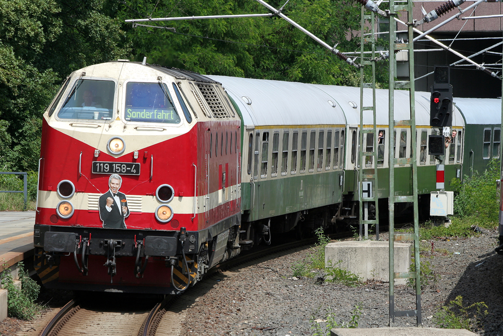 Das DDR U-Boot 119 158-4 erreicht Kln Messe/Deutz mit einem stilechten Saturn Sonderzug aus Halle am 12.06.2011