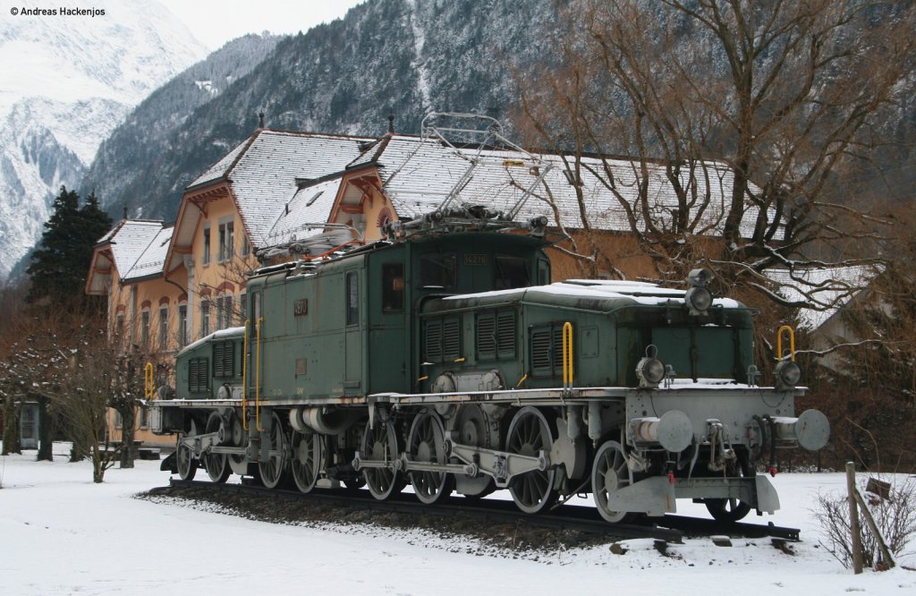 Das Denkmal Krokodil Ce 6/8 II 14270 in Erstfeld am 28.12.10