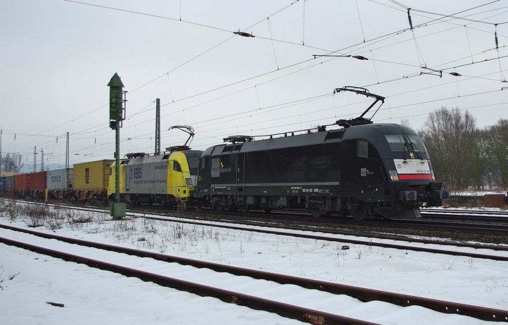 Das Dispo Taurus-Doppel geht auch in schwarz -gelb: Es 64 U2-009 mit ES 64 U2-096 und Containerzug in Fahrtrichtung Sden am 05.02.2010 durch Eschwege West.