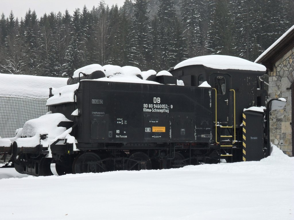 Das ist doch sein Element.DB Klima Schneepflug am 02.02.2011 im Localbahnmuseum Bayrisch Eisenstein.