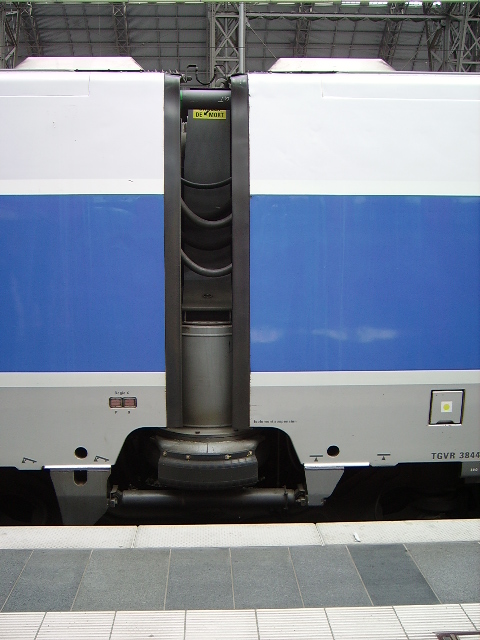 Das Drehgestell eines TGV in Frankfurt am Main Hbf am 16.04.11