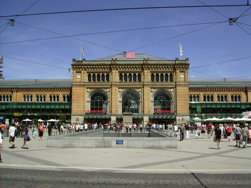 Das durchaus schne Empfangsgebude des Hannoveraner Hauptbahnhofs, am sonnigen 05.06.2010