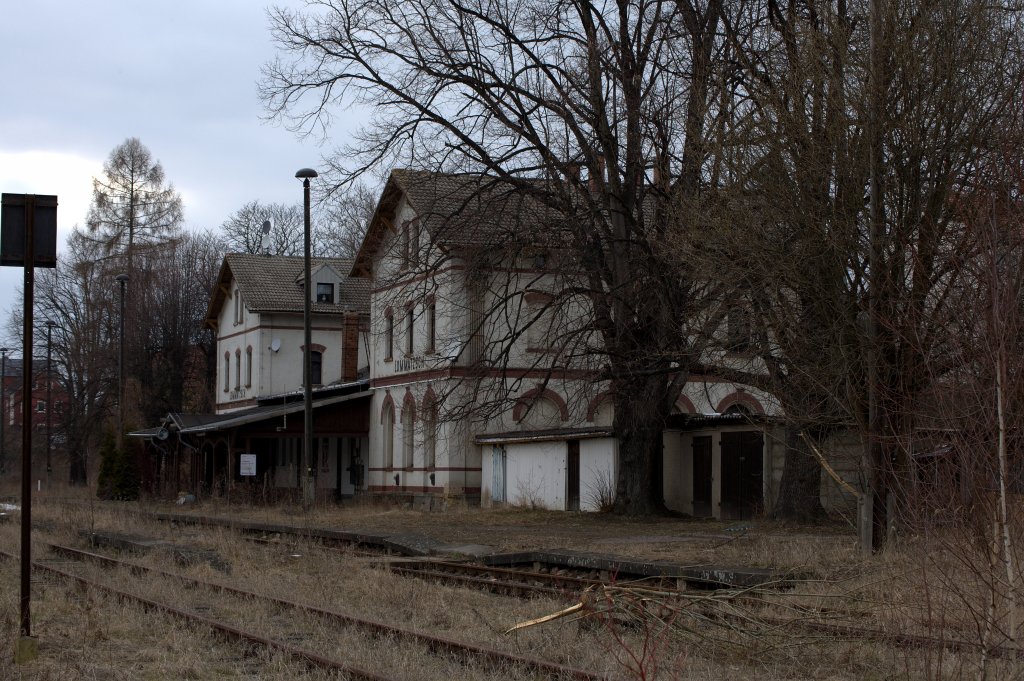 Das EG Lommatzsch, am 01.04.2013 gegen 17:58 Uhr aufgenommen, dient schon lange nicht mehr dem Reiseverkehr. Es ist aber bewohnt und deshalb nicht dem Verfall preisgegeben.Auch schon im Jahre 1960 war der Reiseverkehr nicht sehr rege auf der Strecke 164d Riesa - Nossen. Es verkehrten tglich nur 6 Zugpaare.
Sehr schn sind die groen Kastanien (?)oder Linden  rechts im Bild anzusehen.  