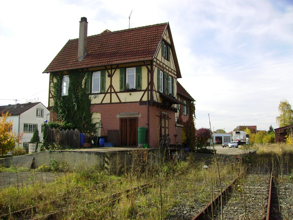 Das ehemalige Empfangsgebude des WEG-Bahnhofs Enzweihigen, am 03.11.2011.