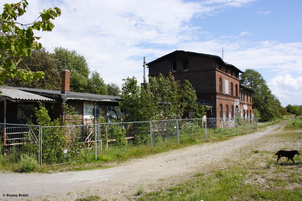 Das ehemalige Empfangsgebude der Franzburger Kleinbahn in Barth, in einem eher trostlosen Zustand, 16.07.2012