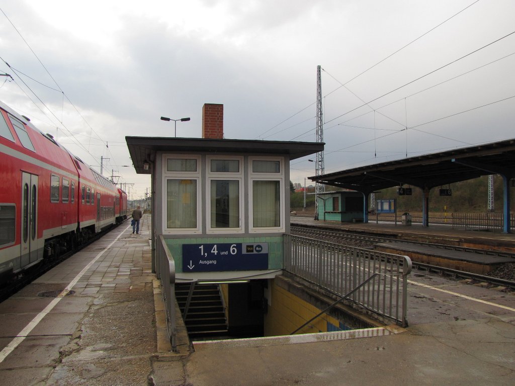Das ehemalige Gebude der Bahnsteigaufsicht auf dem Bahnsteig 2 und 3 in Sangerhausen; 12.04.2012