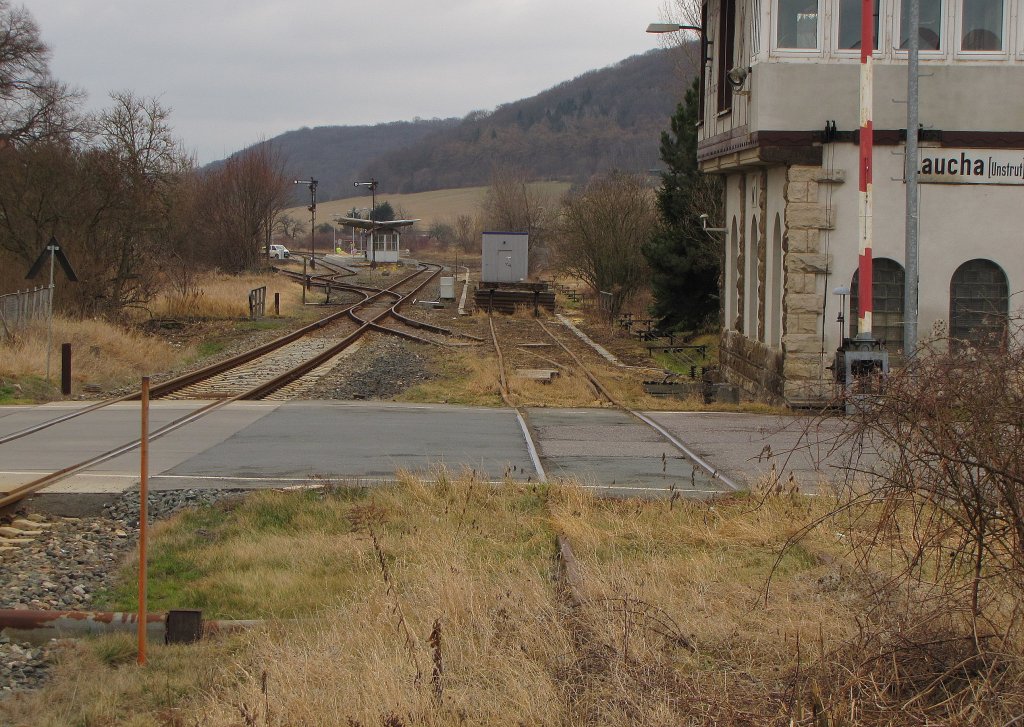 Das ehemalige Gleis der Finnebahn aus Lossa, kurz vor dem B der B176 in Laucha (Unstrut); 12.03.2012