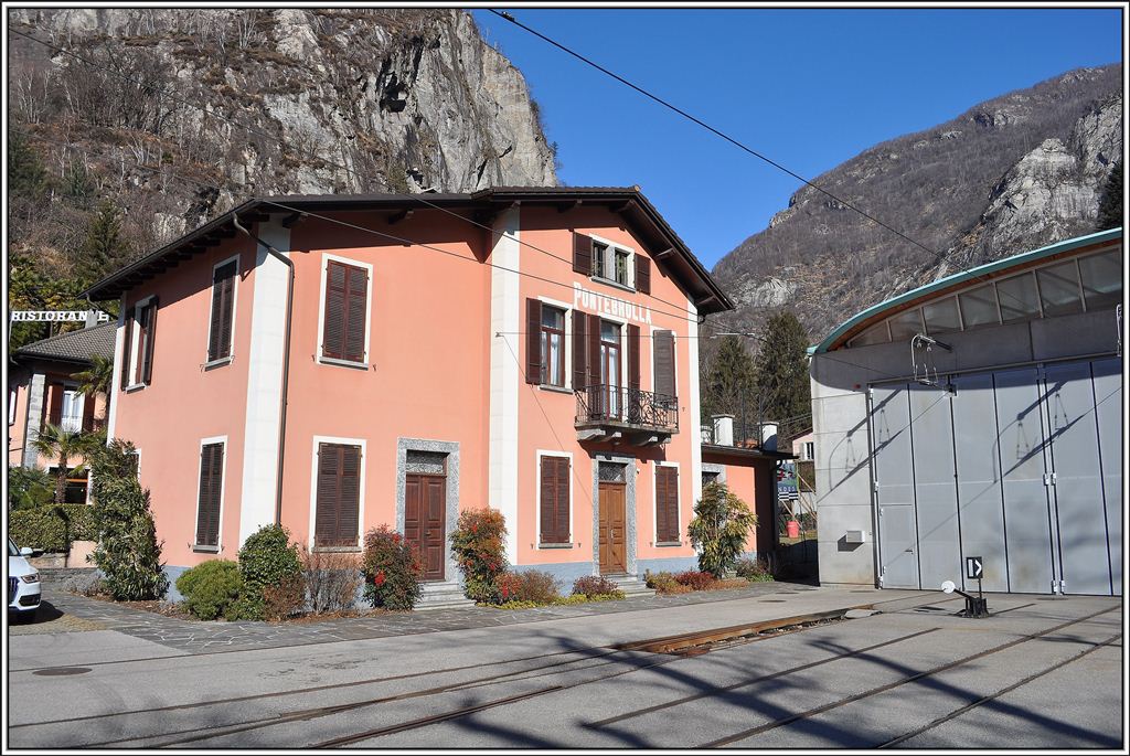 Das ehemalige Stationsgebude der Maggiatalbahn in Ponte Brolla, sowei das neue Depot der FART. (13.02.2013)