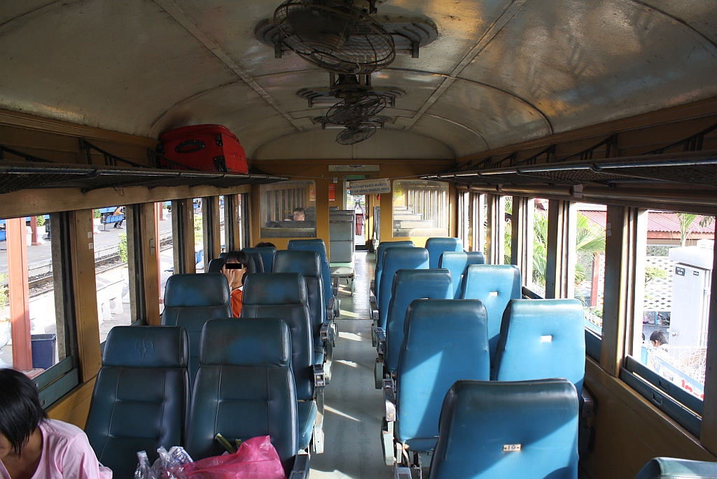Das ehemals 2.Klasseabteil des บสส. 35 (บสส.=BST =Bogie Second & Third Class Carriage), aufgenommen am 04.Dezember 2010 im Bf. Chachoengsao Junction. Die Sitzbänke sind drehbar ausgeführt, sodaß man immer in Fahrtrichtung sitzen kann.