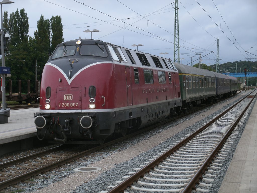 Das ehmalige Paradepferd der Bundesbahn kam,am 27.August 2011,mit der Lbecker V200 007 und dem Sonderzug Rgenexpress Binz-Lbeck in Bergen/Rgen an. 