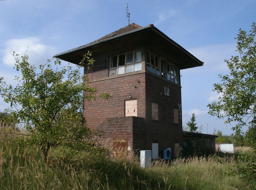 Das ehmalige Stellwerk W1 vom Stralsunder Gterbahnhof am 24.September 2011.