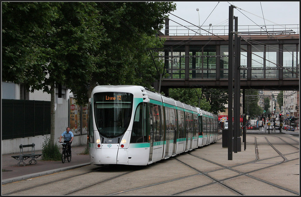 Das eigentliche Paris erreicht - 

Mit der Verlängerung von  Issy Val de Seine  nach  Porte de Versailles  am 21.11.2009 hat die Linie T2 das eigentliche Paris erreicht. Dort kann in die dritte Straßenbahnlinie (T3) und die Metrolinie 8 umgestiegen werden. Die T2 erhielt mit dieser Verlängerung ihren ersten Abschnitt im Straßenraum. Zwischen den beiden Straßenbahnlinien besteht allerdings keine Gleisverbindung. Auch die Fahrzeuge sind nicht kompatibel, die T3 verwendet 2,65 m breite Fahrzeuge, während die Fahrzeuge der Linie T2 nur 2,40 m breit sind. Geichwohl handelt es sich auf beiden Linien um Citadis-Fahrzeuge. Hier ein langer Zug auf der T2 kurz vor erreichen der Endhaltestelle  Porte de Versailles . 

20.07.2012 (M)