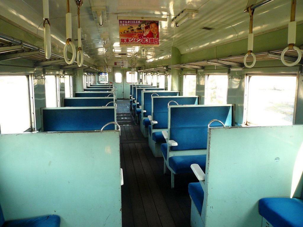 Das einfache Innere des 1966 gebauten Wagens 2004. Der penetrante Geruch des versiegelten Holzbodens bringen Erinnerungen an die japanischen Bahnen der '60er und frhen '70er Jahre zurck. 26.November 2009.