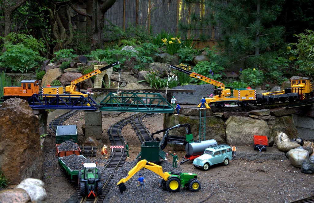 Das  Einhngen  eines kompletten Gleisjochs auf  eine Brcke .
27.04.2013   gegen 11:37 Uhr.