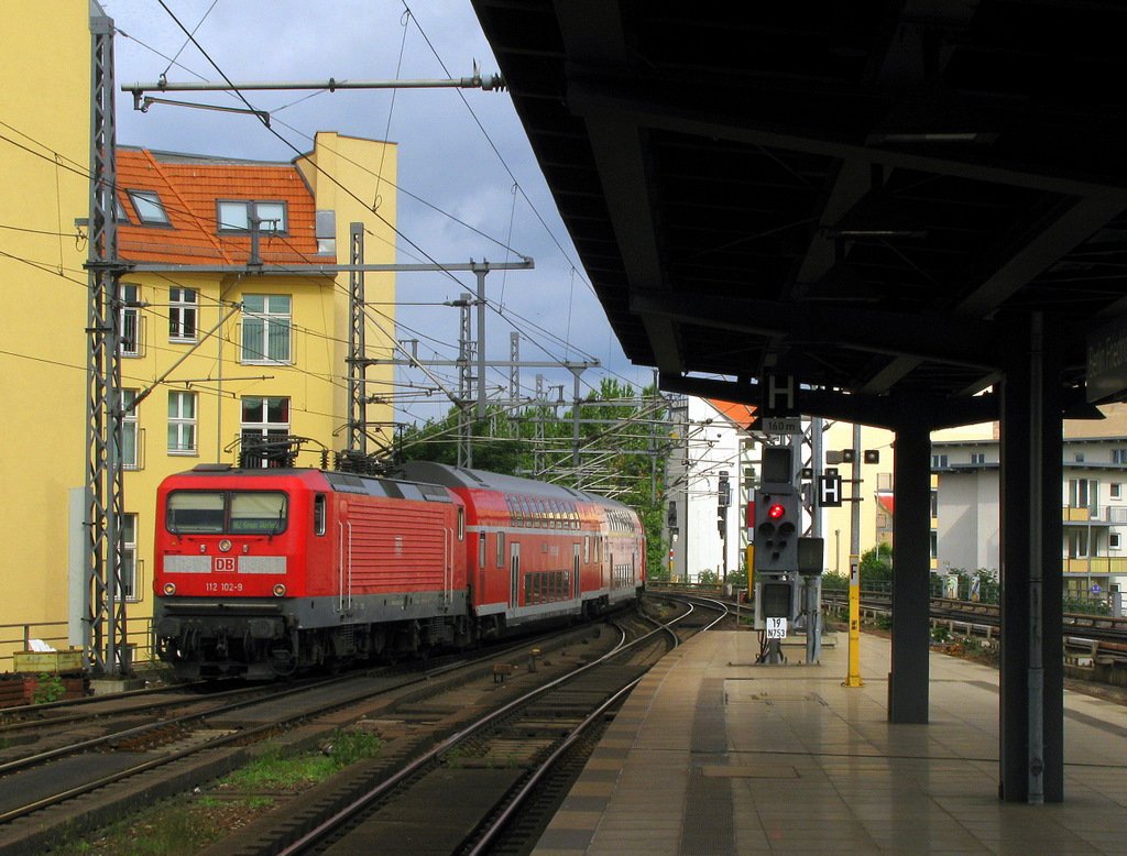 Das einzige Bild des Tages mit richtiger schner Sonneneinstrahlung gelang Hannes und mir im Bahnhof Friedrichstr., als 112 102-9 mit einem  falsch  gereihten RE 2 um 9:05 den Bahnhof erreichte.