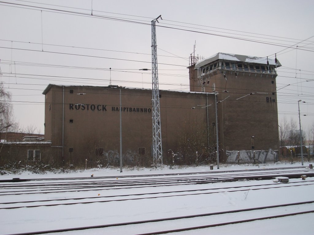 Das einzige Stellwerk im Rostocker Hbf am 04.Dezember 2010 ist das Stellwerk B1.